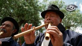 Tres hombres sostienen entre sus manos una tradición ancestral capaz de entonar risas y llantos con flautas artesanales de carrizo y hojalata. En una pequeña parroquia de la ruta escondida, estos guardianes resisten al olvido para mantener vivas las melodías que acompañan a la memoria campesina.