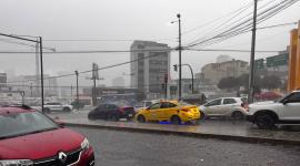 Un fuerte aguacero acompañado de tormenta eléctrica se registró en varios sectores de Quito este miércoles 7 de octubre.