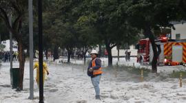 En la av. Colón se acumuló el granizo la tarde de este 7 de octubre de 2026.