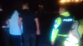 Policía evita que una mujer atentara contra su vida en el puente antiguo de Guayllabamba.