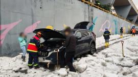 Un vehículo quedó atrapado entre el granizo que cayó en Quito el miércoles 8 de octubre de 2026.