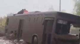 Las imágenes muestran a personas sobre el techo del bus mientras el agua avanzaba por las calles.