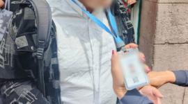 Un hombre fue detenido en el Centro Histórico de Quito luego de que la AMC detectara que portaba una presunta credencial falsa de la institución.