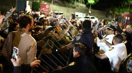 Manifestantes y agentes del orden se enfrentaron cerca del lugar donde un hombre fue baleado por un agente del Servicio de Inmigración y Control de Aduanas (ICE)