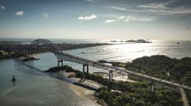 Esta vista aérea muestra el Puente de las Américas en la entrada del Pacífico del Canal de Panamá.
