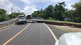 Una carretera colapsó tras el terremoto en Panamá.