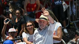 El presidente de Brasil y candidato presidencial Luiz Inácio Lula da Silva, y la primera dama Rosangela 'Janja' da Silva en una caravana de campaña en Ceilandia.