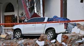 Esta imagen muestra un edificio derrumbado y un automóvil dañado tras el terremoto de magnitud 7,6 que sacudió Panamá el 9 de octubre de 2026.