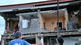 Una pareja observa el edificio derrumbado de la Oficina del Gobernador de Penonomé tras el terremoto