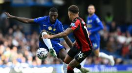 El centrocampista ecuatoriano del Chelsea, Moisés Caicedo (n.º 25, izq.), disputa el balón con el centrocampista inglés del Bournemouth, Marcus Tavernier (n.º 16, der.), durante el partido de la Premier League inglesa