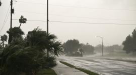 Se observa una carretera desierta mientras los fuertes vientos del huracán Isaías azotan Pensacola, Florida, el 9 de octubre de 2026. Las bandas exteriores del huracán Isaías azotaban el viernes la costa estadounidense