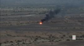 Esta captura de pantalla, tomada de un video difundido por el Centro de Medios de Ansarullah el 10 de octubre de 2026, muestra lo que describen como un incendio a lo lejos tras un ataque con drones contra las fuerzas gubernamentales yemeníes respaldadas por Arabia Saudita.