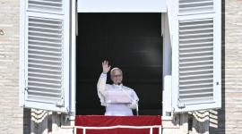 El Papa León XIV saluda a los fieles durante el rezo del Ángelus desde la ventana del Palacio Apostólico con vistas a la Plaza de San Pedro, en el Vaticano, el 11 de octubre de 2026.