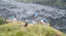 Esta imagen, tomada de un video de AFPTV grabado el 11 de octubre de 2026, muestra cómo las aguas de una crecida repentina —provocada por un deslizamiento de tierra en seco— destruyen edificios a lo largo del río Budhi Gandaki, en la localidad de Sallari Chumnubri