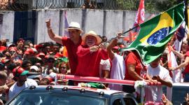El presidente de Brasil y candidato presidencial Luiz Inácio Lula da Silva, del Partido de los Trabajadores (PT), ondea una bandera nacional de Brasil durante un acto de campaña en Natal, estado de Rio Grande do Norte, Brasil, el 10 de octubre de 2026.