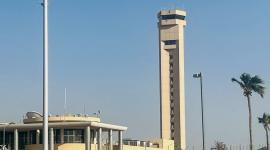 En la imagen se observa una torre de control de tráfico aéreo en el Aeropuerto Internacional Rey Khalid de Riad