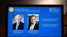 Retratos de los galardonados, los economistas estadounidenses Robert E. Hall (izquierda) y Michael Woodford, tras el anuncio de los ganadores del Premio Sveriges Riksbank de Ciencias Económicas.