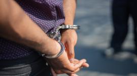 Detienen a coronel en servicio pasivo de la Policía tras agredir y amenazar a su esposa la noche de este domingo 11 de octubre de 2026.
