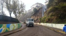 Maquinaria del Municipio de Quito permanece en la zona del ingreso al Madrigal para realizar la remoción de escombros.