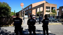 Agentes de la policía municipal francesa patrullan las inmediaciones de la escuela secundaria Joseph-Lakanal después del ataque de un estudiante.