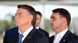 Flávio Bolsonaro y su padre, Jair Bolsonaro, en una conferencia de prensa en 2022.