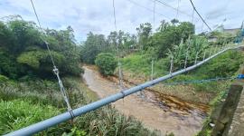 Un derrame de petróleo se observa en el río Cupa.