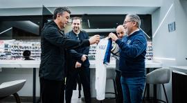 Marcelo Gallardo, el DT de Ecuador, recibe la camiseta de Liga de Quito.