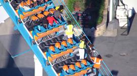 Varias personas fueron evacuadas de una montaña rusa tras un incidente con un pasajero.