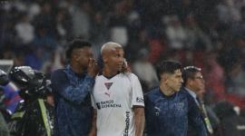 Deyverson Silva junto a Michael Estrada tras ser expulsado en el partido ante Barcelona SC.