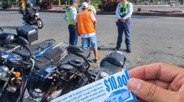 Valor que cobran los 'cuida carros' por los espacios públicos.