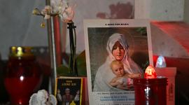 Velas, flores y oraciones son llevadas a la estatua de Juan Pablo II frente al Hospital Universitario Gemelli de Roma, donde el Papa León XIV fue ingresado para una operación para extirparle un tumor pulmonar,