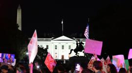 Manifestantes del movimiento feminista Women's March marchan cerca de la Casa Blanca en protesta a una presunta violación grupal ocurrida en 2024 en la Universidad de Cornell.