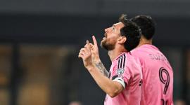 El delantero argentino del Inter Miami, Lionel Messi (n.º 10), celebra tras marcar el tercer gol de su equipo durante un partido de la temporada regular de la Major League Soccer (MLS)