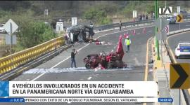 El siniestro vial involucró a cuatro automotores en la Panamericana Norte, a la altura del puente sobre el río Guayllabamba. Un reportaje de Gustavo Jaramillo