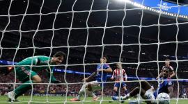 El centrocampista español del Atlético de Madrid, Pablo Barrios (n.º 8, centro), marca el primer gol de su equipo ante el portero belga del Manchester United, Senne Lammens (n.º 1, izquierda), durante el partido de la segunda jornada de la fase de liga de la UEFA Champions League