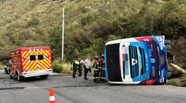 Emergencia en la vía a Papallacta este 14 de octubre de 2026: 11 afectados y un pasajero rescatado tras volcamiento de un autobús.