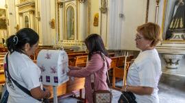 Integrantes del colectivo Lirios Buscadores Izcalli, revisan mensajes en un "Buzón de la Paz", en México.