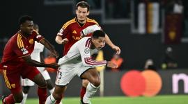 El centrocampista inglés del Real Madrid, Jude Bellingham (n.º 5), intenta zafarse del defensa marfileño de la AS Roma, Evan N'Dicka (n.º 5, a la izquierda), durante el partido de la segunda jornada de la primera fase de la UEFA Champions League entre la AS Roma y el Real Madrid,