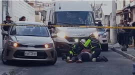 Paramédicos atendieron a un hombre herido tras un ataque armado en el sur de Quito.