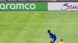 Un jugador de la Concacaf ejecuta un cobro desde el punto penal.