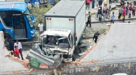 Dos personas resultaron heridas tras el choque entre un camión y un bus en el norte de Quito la tarde de este jueves 15 de octubre de 2026.