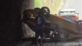 Un taxi se volcó en la av. Eloy Alfaro y Galo Plaza Lasso, en el sector de Carcelén, al norte de Quito, la tarde de este jueves 15 de octubre de 2026.