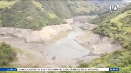 La represa más grande del país mantiene una tendencia descendente mientras disminuyen los caudales del río Paute y la sequía impacta el complejo. Un reportaje de Iván Rodríguez