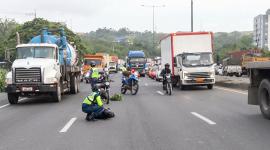 Un hombre quedó herido tras un siniestro de tránsito sobre la vía Perimetral, en Guayaquil.