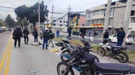 Una motocicleta de policía está involucrada en un siniestro de tránsito este viernes 16 de octubre.