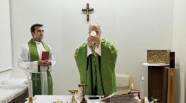 Papa León XIV oficiando una misa en el Hospital Universitario Gemelli de Roma, donde se recupera tras someterse a una cirugía de pulmón.