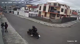 Una joven sufrió un violento asalto en el sector de La Keneddy, al norte de Quito, la mañana de este viernes 16 de octubre de 2026. Los sospechosos iban a bordo de una motocicleta.