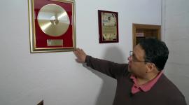 De un taller de zapatos al aplauso de todo un continente, la voz de JJ trascendió la música para volverse una leyenda. Hoy, su hijo abre el baúl familiar para revelarnos el lado más humano del Ruiseñor de América: el padre que entre risas, acordes y nostalgia dejó una huella imborrable en su memoria.