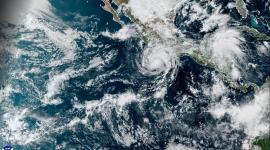 El huracán Trudy avanza por el Pacífico mexicano y mantiene bajo alerta a varias zonas costeras.