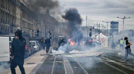 El humo se eleva durante una manifestación en Burdeos, al suroeste de Francia, el 17 de octubre de 2026